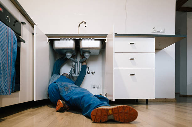 Professional Emergency Plumber technician working in Kenney, IL